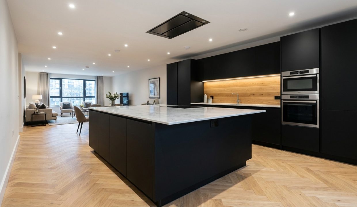 La segunda residencia cuenta con 345 m² y seis balcones exteriores. El recibidor da paso directamente a una espectacular zona social protagonizada por un amplio salón-comedor con cuatro balcones orientados a la calle y una excelente orientación sur, que garantiza una destacada luminosidad durante gran parte del día.