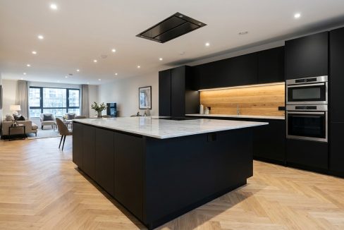 La segunda residencia cuenta con 345 m² y seis balcones exteriores. El recibidor da paso directamente a una espectacular zona social protagonizada por un amplio salón-comedor con cuatro balcones orientados a la calle y una excelente orientación sur, que garantiza una destacada luminosidad durante gran parte del día.