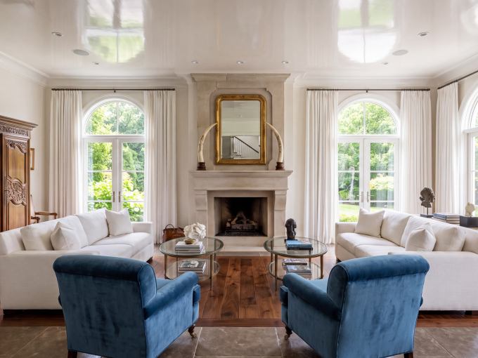 El confort se extiende a toda la vivienda gracias al sistema de suelo radiante frío/calor y a tres chimeneas que aportan calidez y carácter a diferentes estancias.