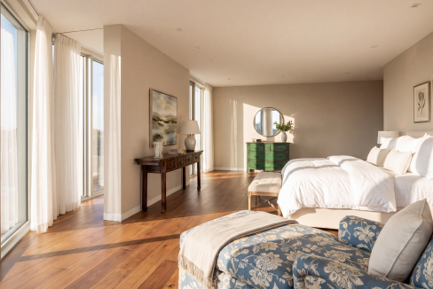 La vivienda incorpora suelos de madera noble en todas sus estancias, electrodomésticos de alta gama Gaggenau, un avanzado sistema domótico y soluciones de seguridad de última generación.